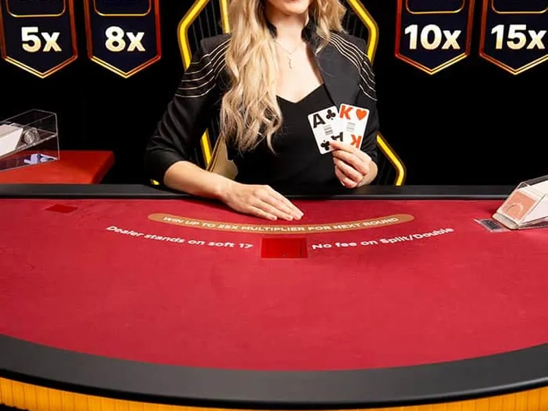 Crupier de Lightning Blackjack con as y rey sobre la mesa roja y multiplicadores