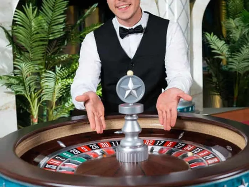Crupier ante la rueda de American Roulette